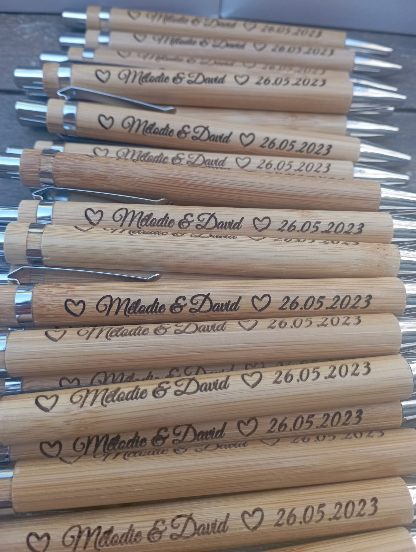 Stylos en bois gravé