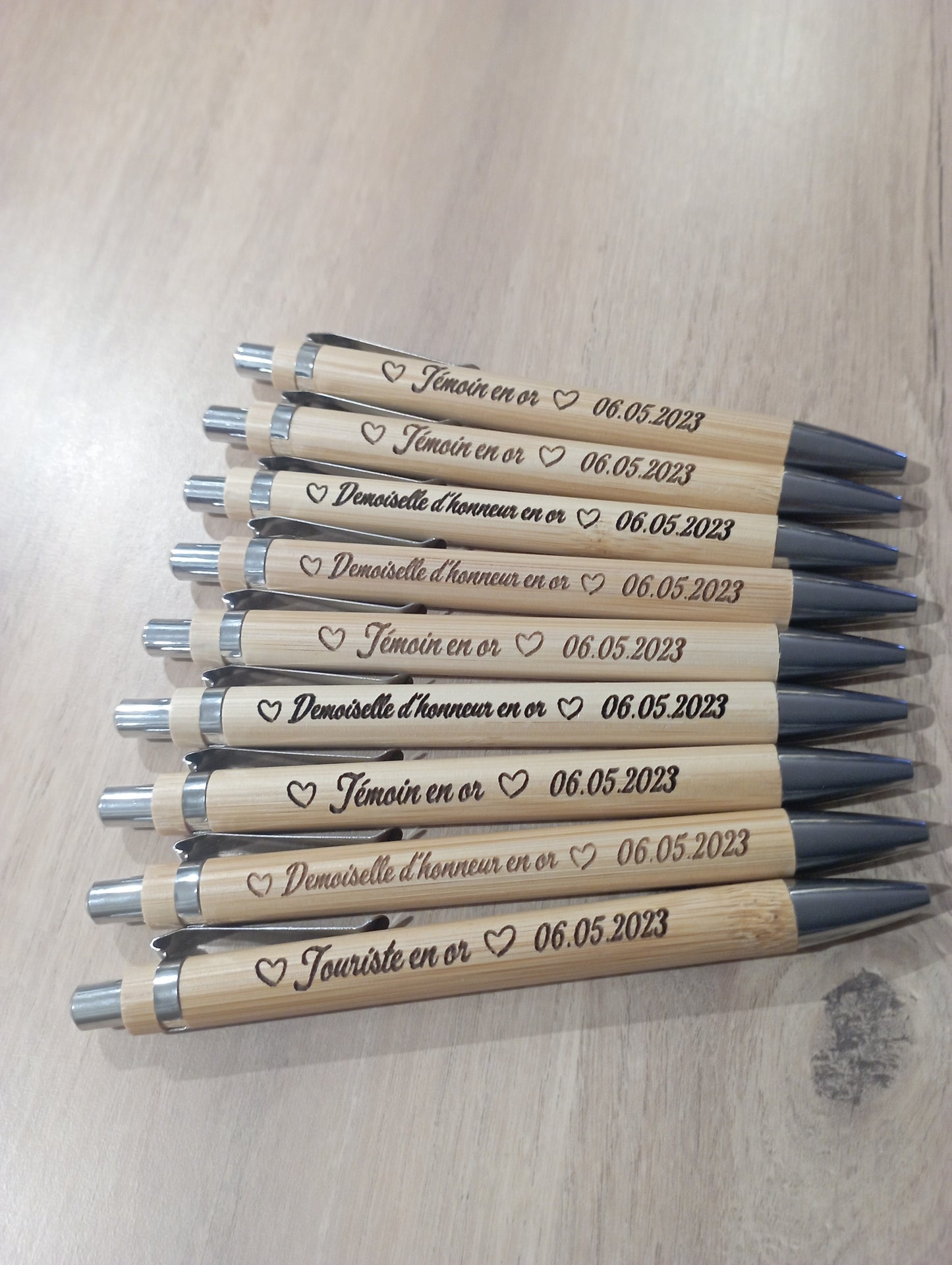 Stylos en bois gravé