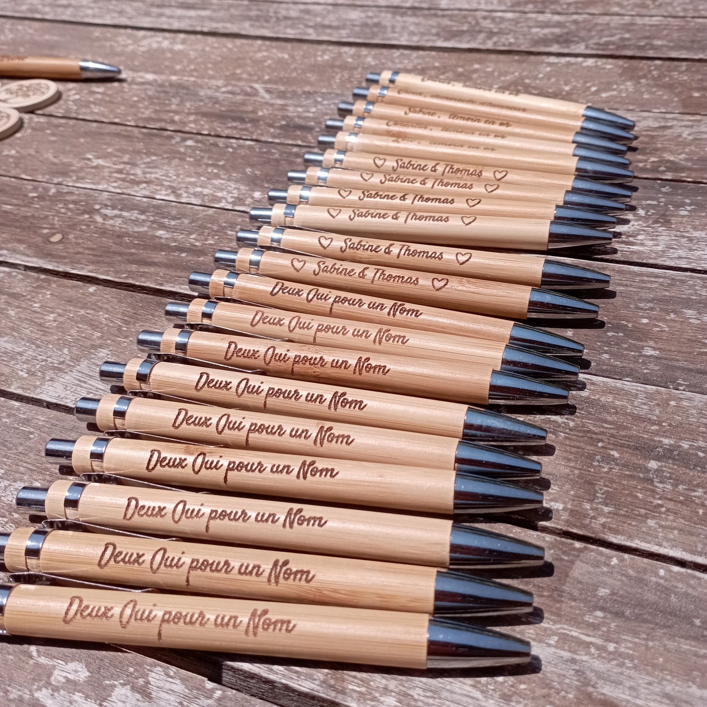 Stylos en bois gravé
