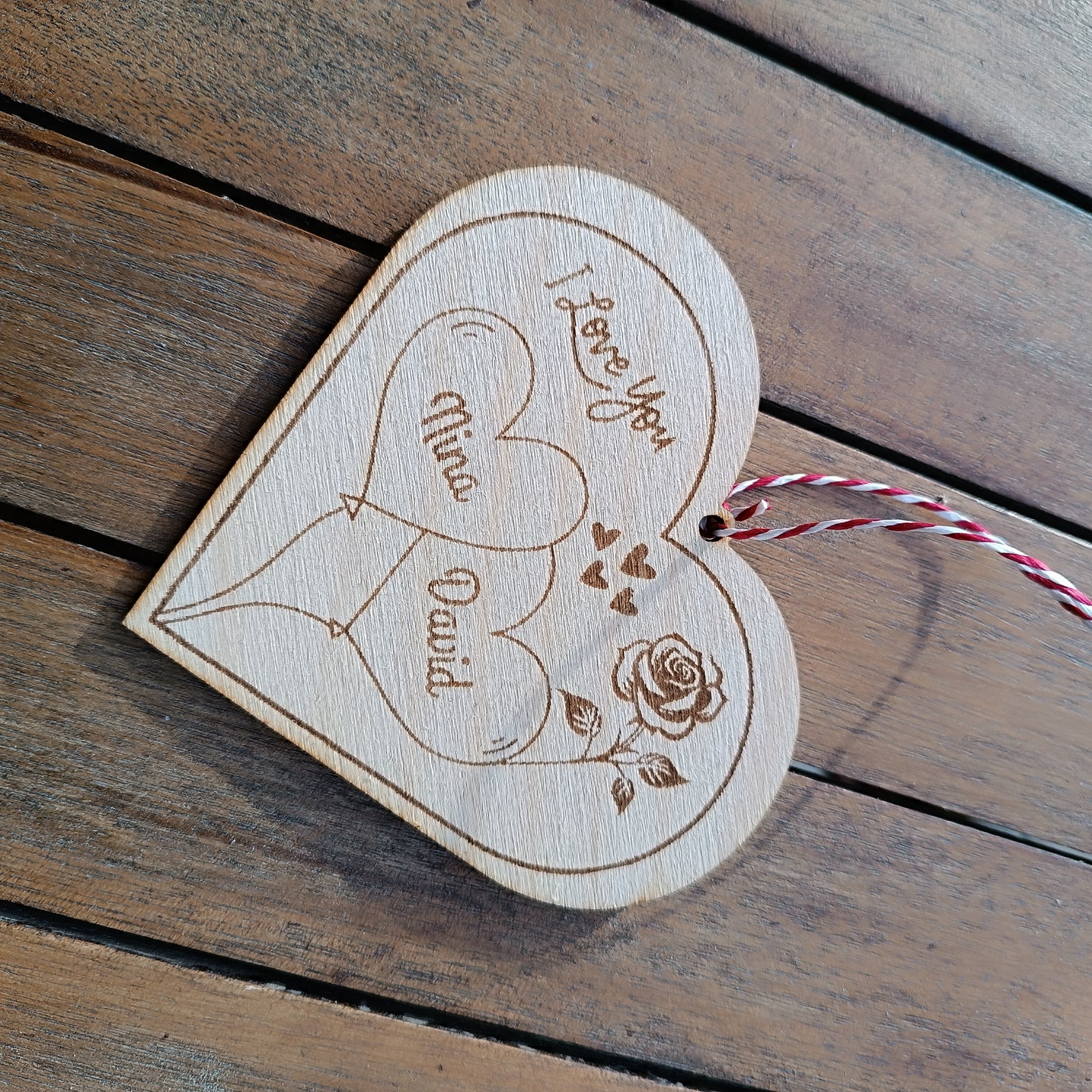 Coeur en bois gravé