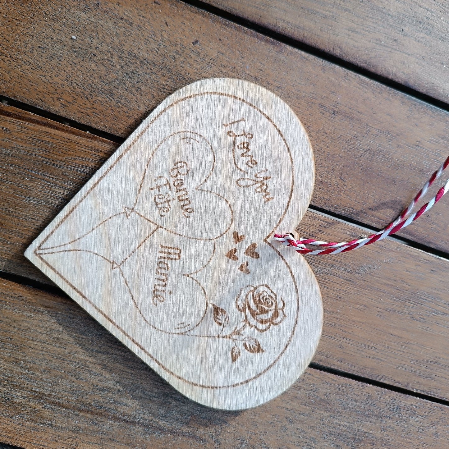 Coeur en bois gravé